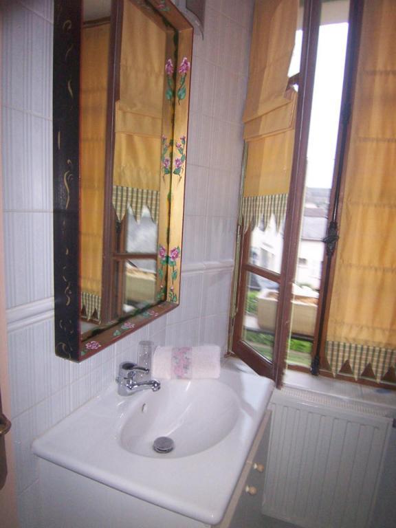 Logis Deritel Bed & Breakfast Montsurs Bilik gambar