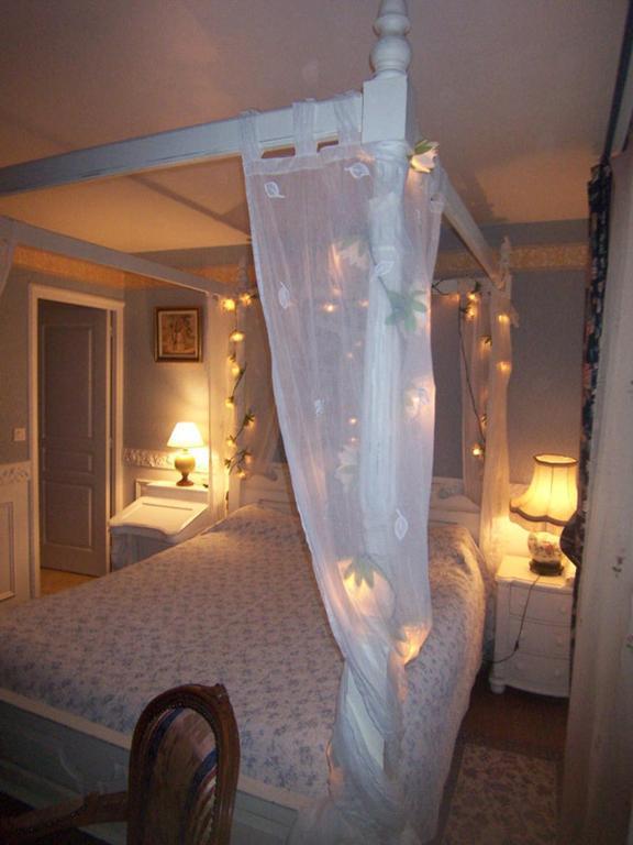 Logis Deritel Bed & Breakfast Montsurs Bilik gambar