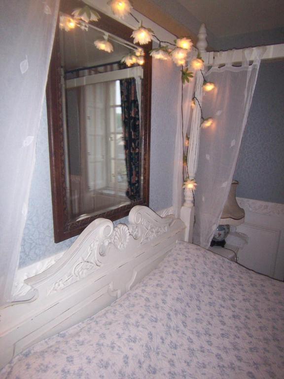 Logis Deritel Bed & Breakfast Montsurs Bilik gambar