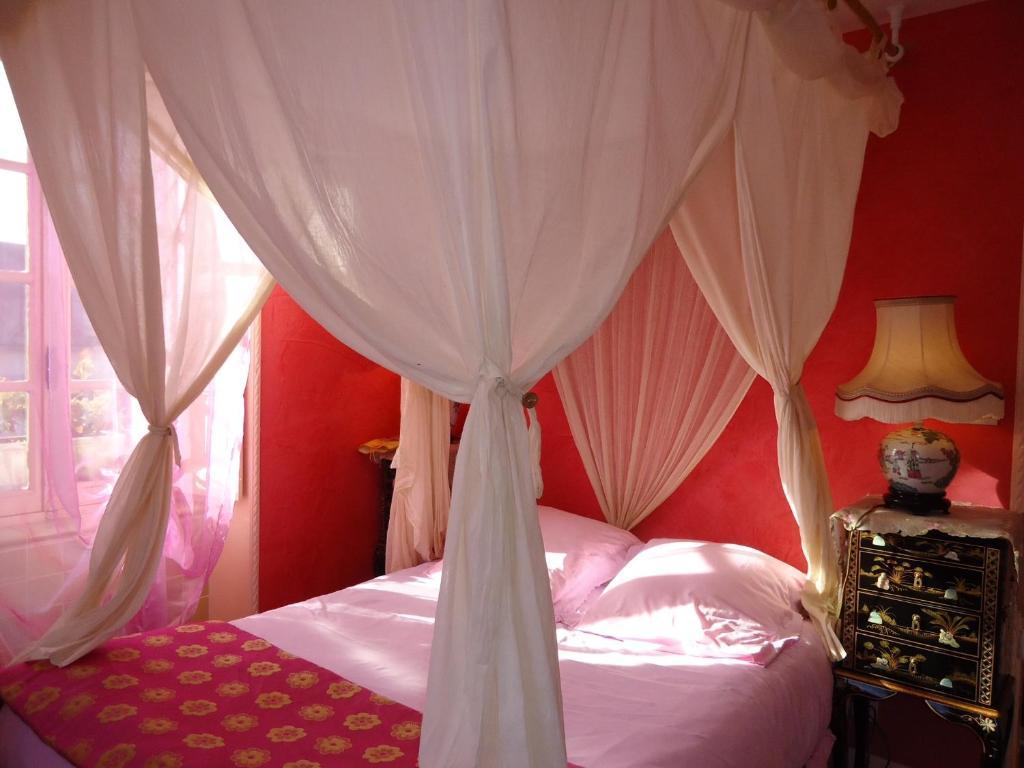 Logis Deritel Bed & Breakfast Montsurs Luaran gambar