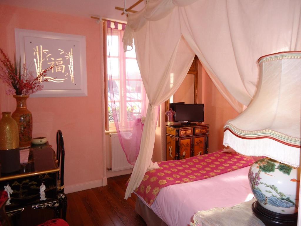 Logis Deritel Bed & Breakfast Montsurs Luaran gambar