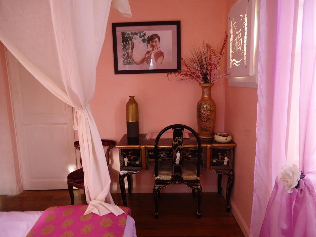 Logis Deritel Bed & Breakfast Montsurs Luaran gambar